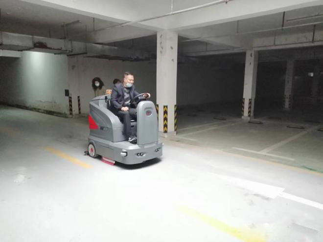 长宁小区物业保洁不用人力改用驾驶式洗地机了